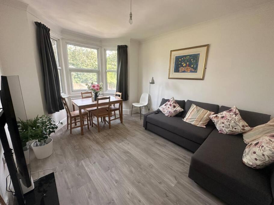 Modern 2 Bedroom Flat, Se6 Catford