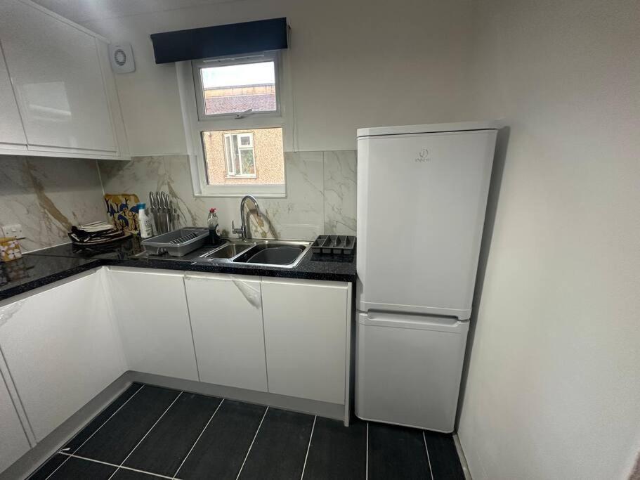 Modern 2 Bedroom Flat, Se6 *