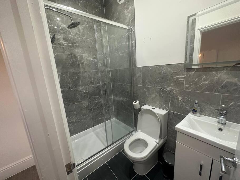 Modern 2 Bedroom Flat, Se6 Catford